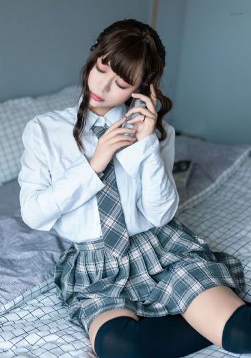 打烊后仅剩二人的沙龙